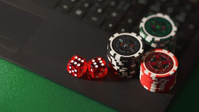 Fichas de casino en la computadora portátil